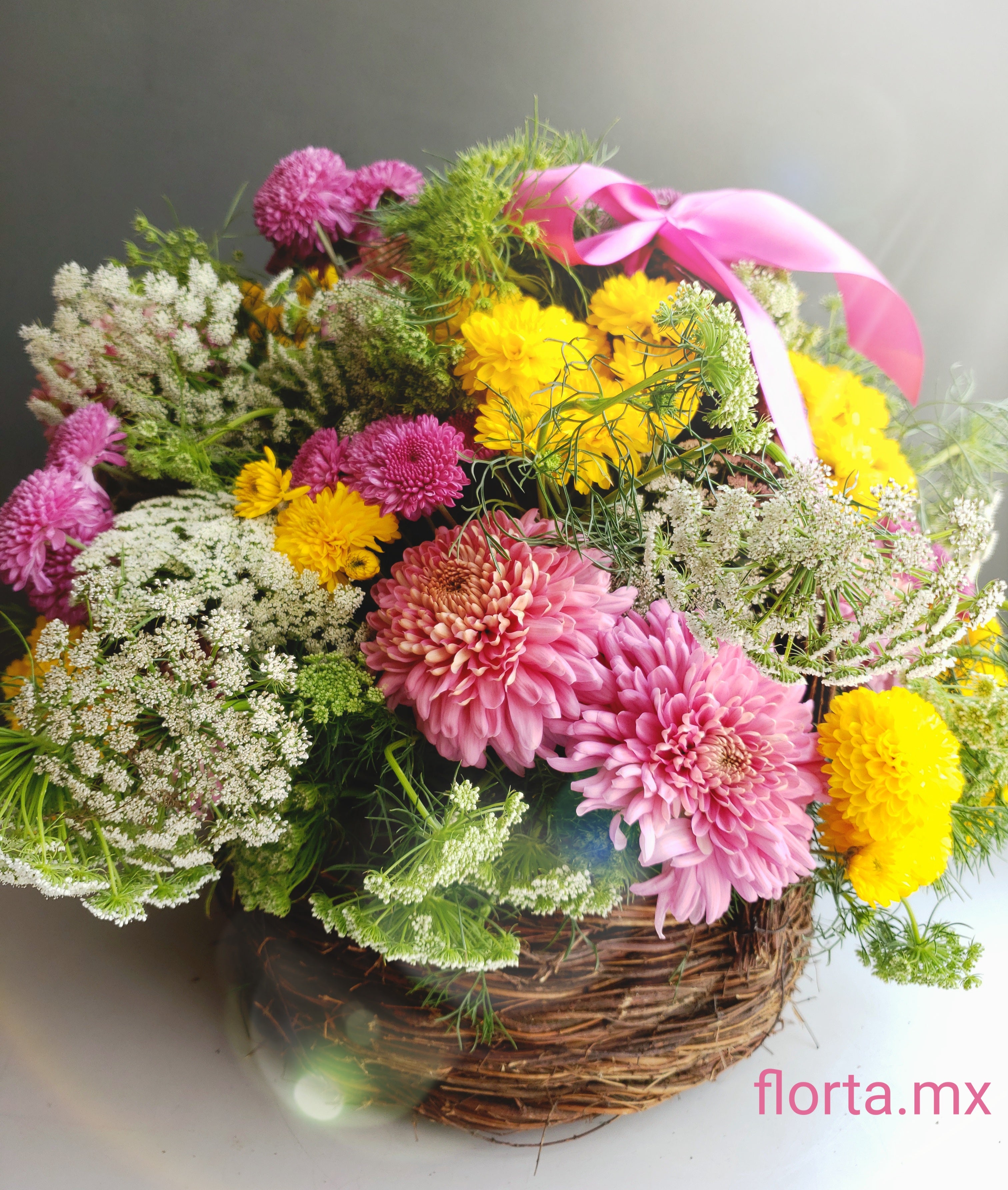 Canasta con flores frescas