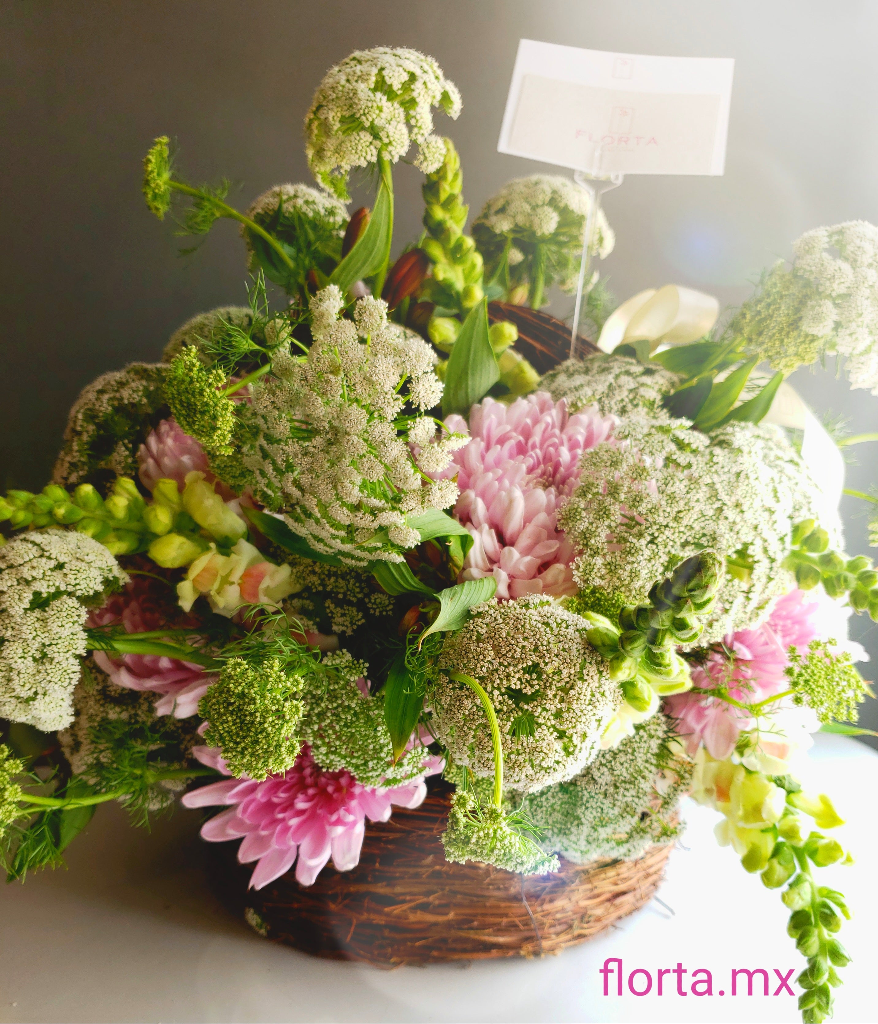 Canasta con flores frescas
